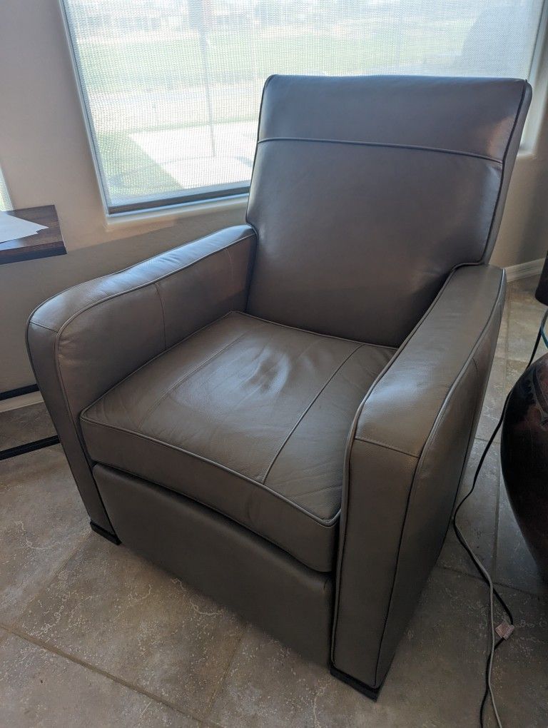 Set Of 2 Pushback Leather Recliners for Sale in Peoria, AZ OfferUp