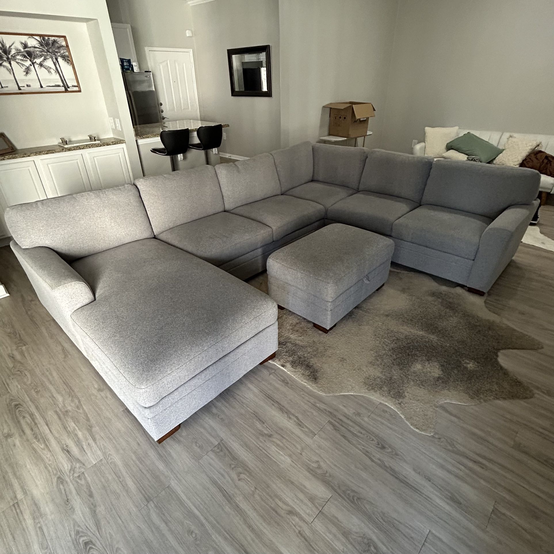 Sectional Couch w Ottoman