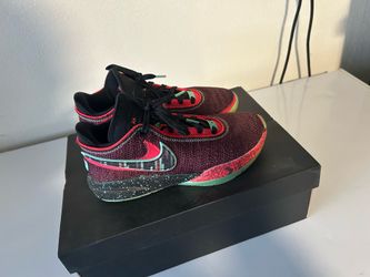 Nike Kyrie's size 6.5