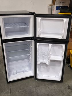 Insignia 4.3 Cu. Ft. Mini Fridge / Refrigerator