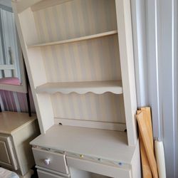 Dresser  Whit Nigstan  Good   Condition 