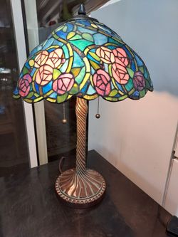 Floral Tiffany style glass flower lamp works and looks great