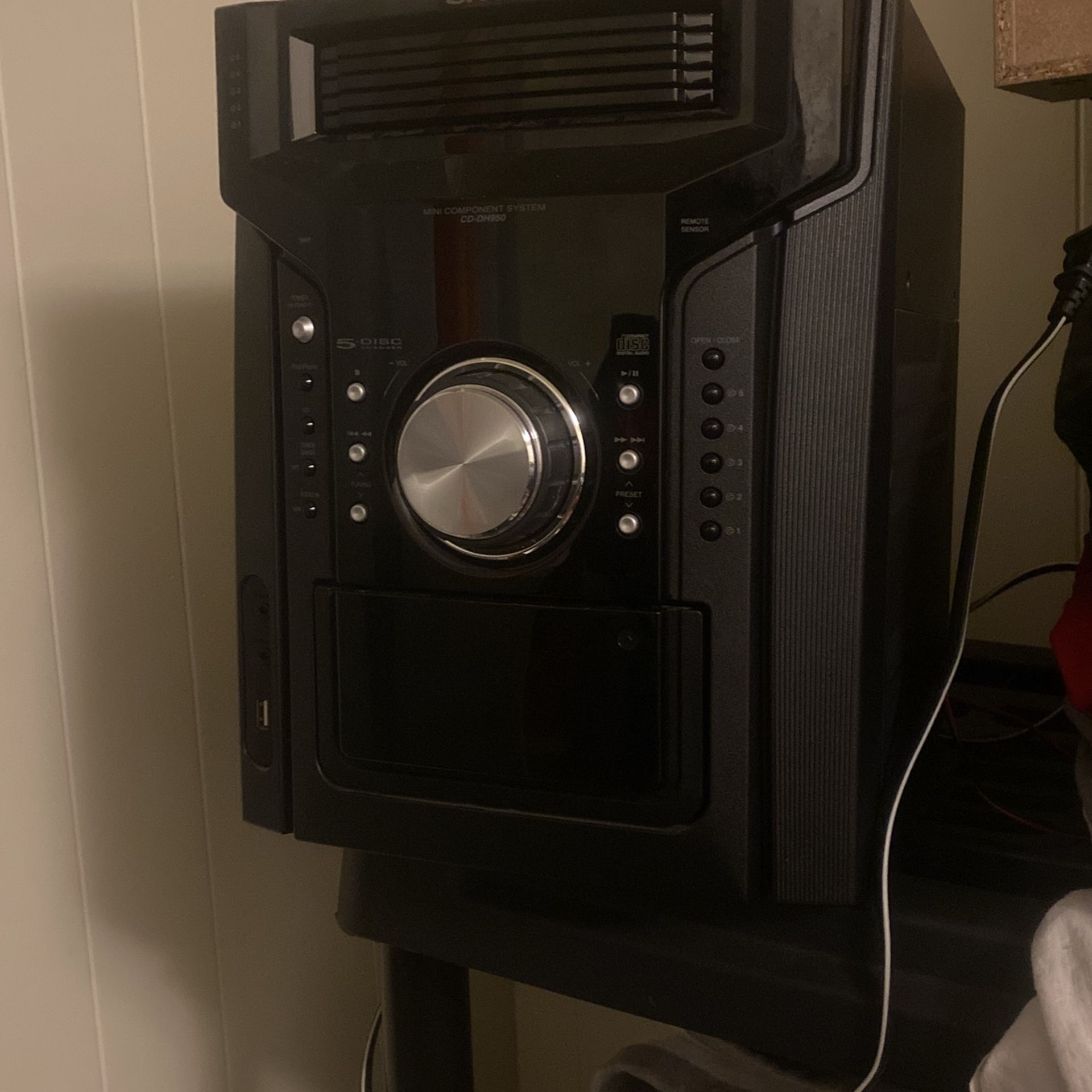 Sharp CD-DH950P 5-CD Changer Cassette Tape iPod/MP3 USB FM Radio Stereo System