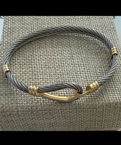 Vintage bracelet with a gold-tone 14k nautical clasp.