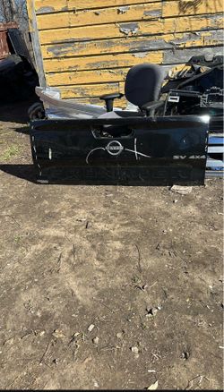2022-25 Nissan Frontier SV Tailgate