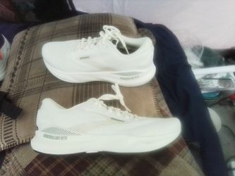 Brooks White, Size 9in