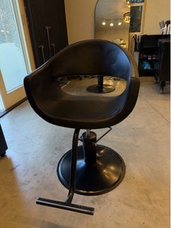 6 Modern Black Hydraulic Salon Styling Chairs