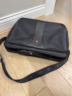 NEW Wenger SwissGear Laptop Messenger Bag!