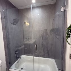🚿 Frameless Glass Shower Door – Modern Look – PRICED TO SELL 🚿