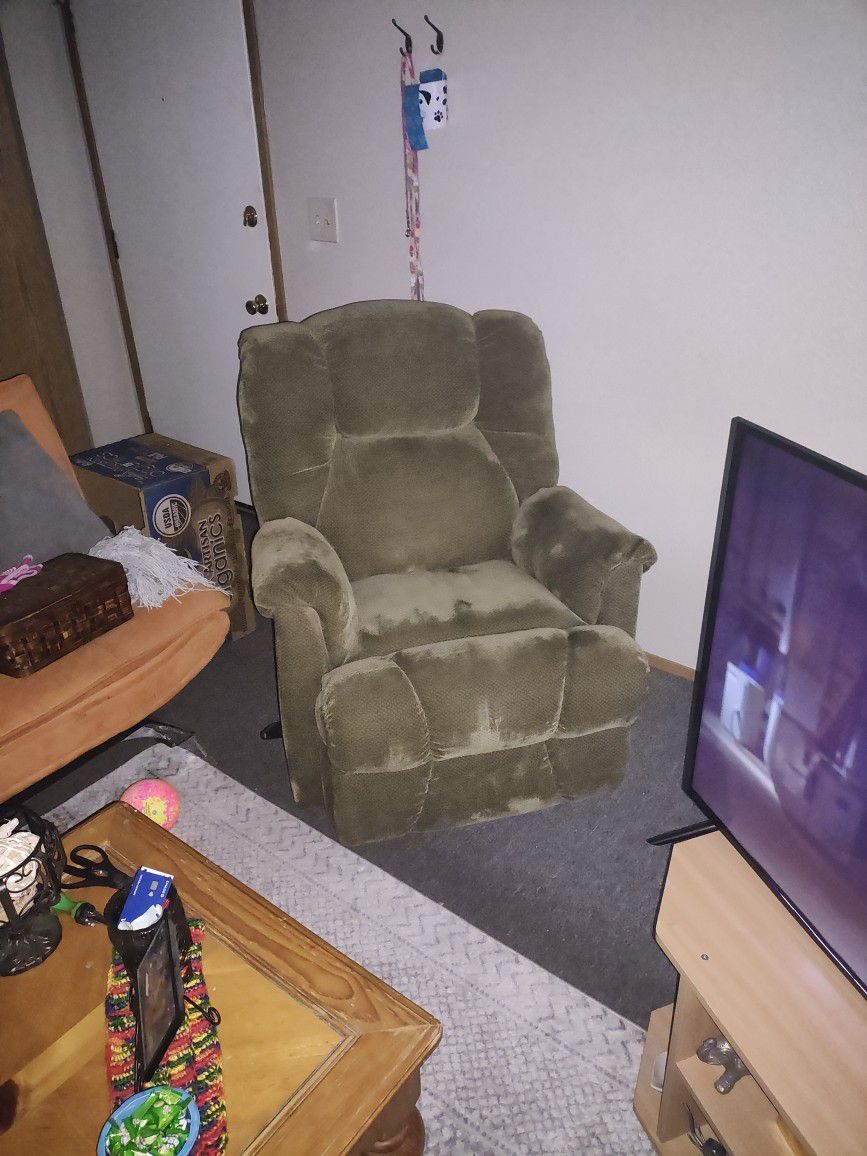 Newer Green Recliner In Great Condition 