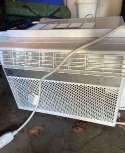 GE 14,000 BTU air conditioner with remote.