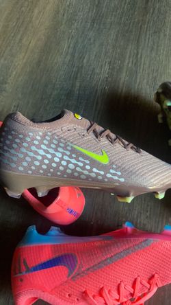 Soccer shoes size 9 120 por los 2