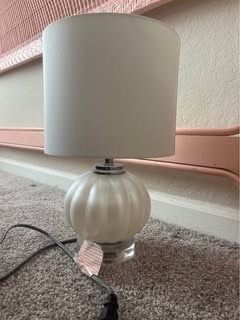 Lamp with pearly vintage-looking base