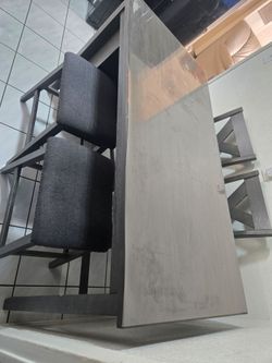 Mesa de comedor/kitchen table.