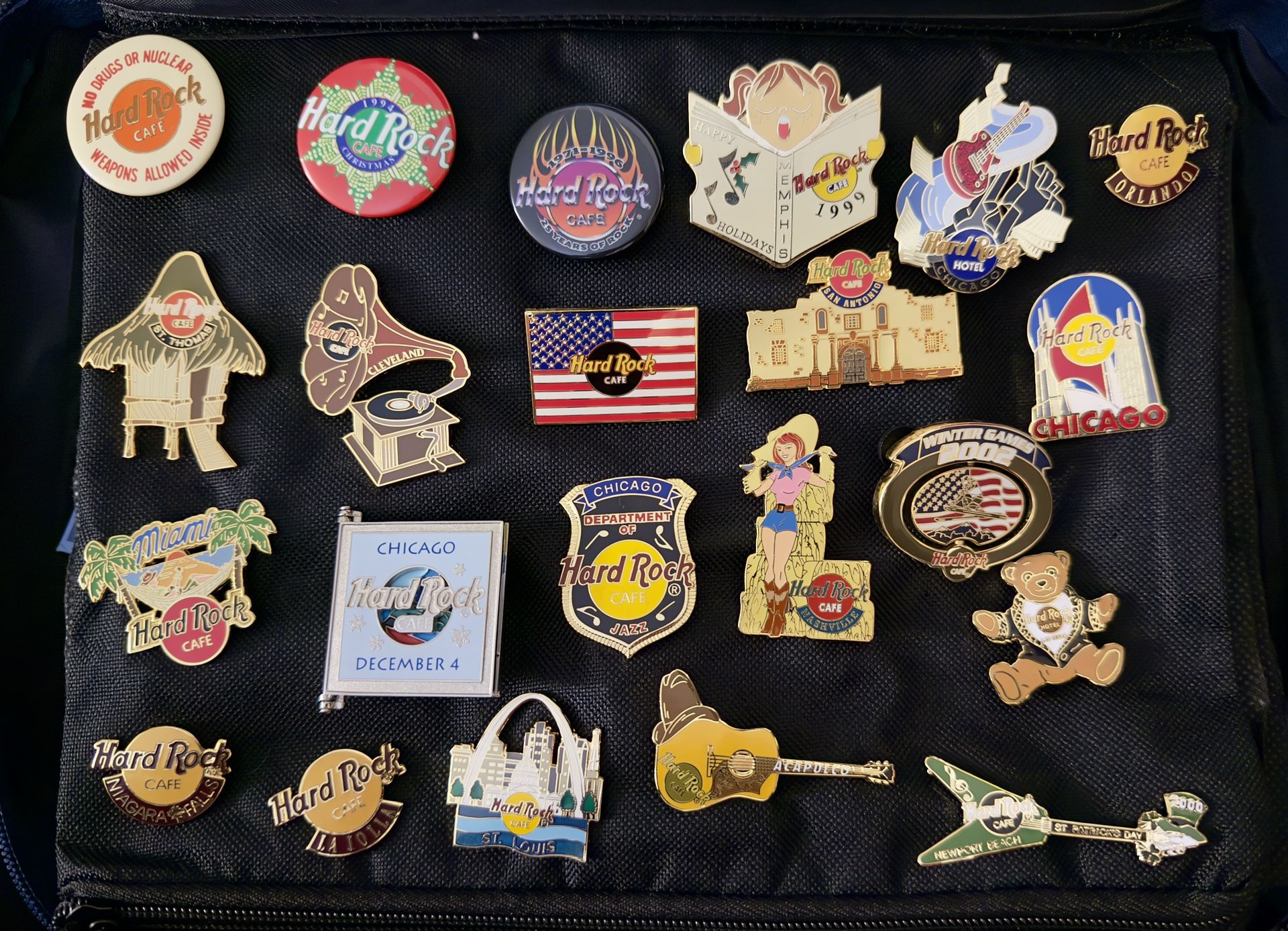 Hard Rock Cafe ピンバッジセット Hard Rock Cafe Collectable Pins (45) Plus Menu Box Set (4)