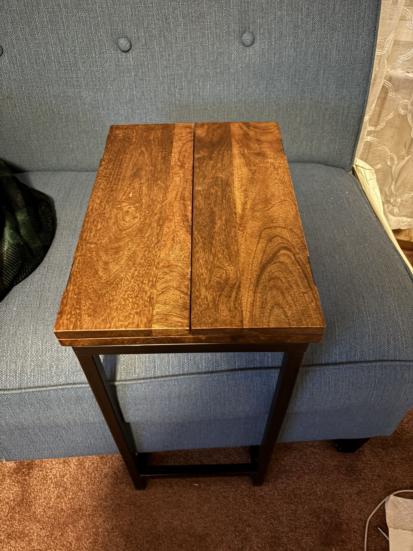 Sturdy, compact, foldable table