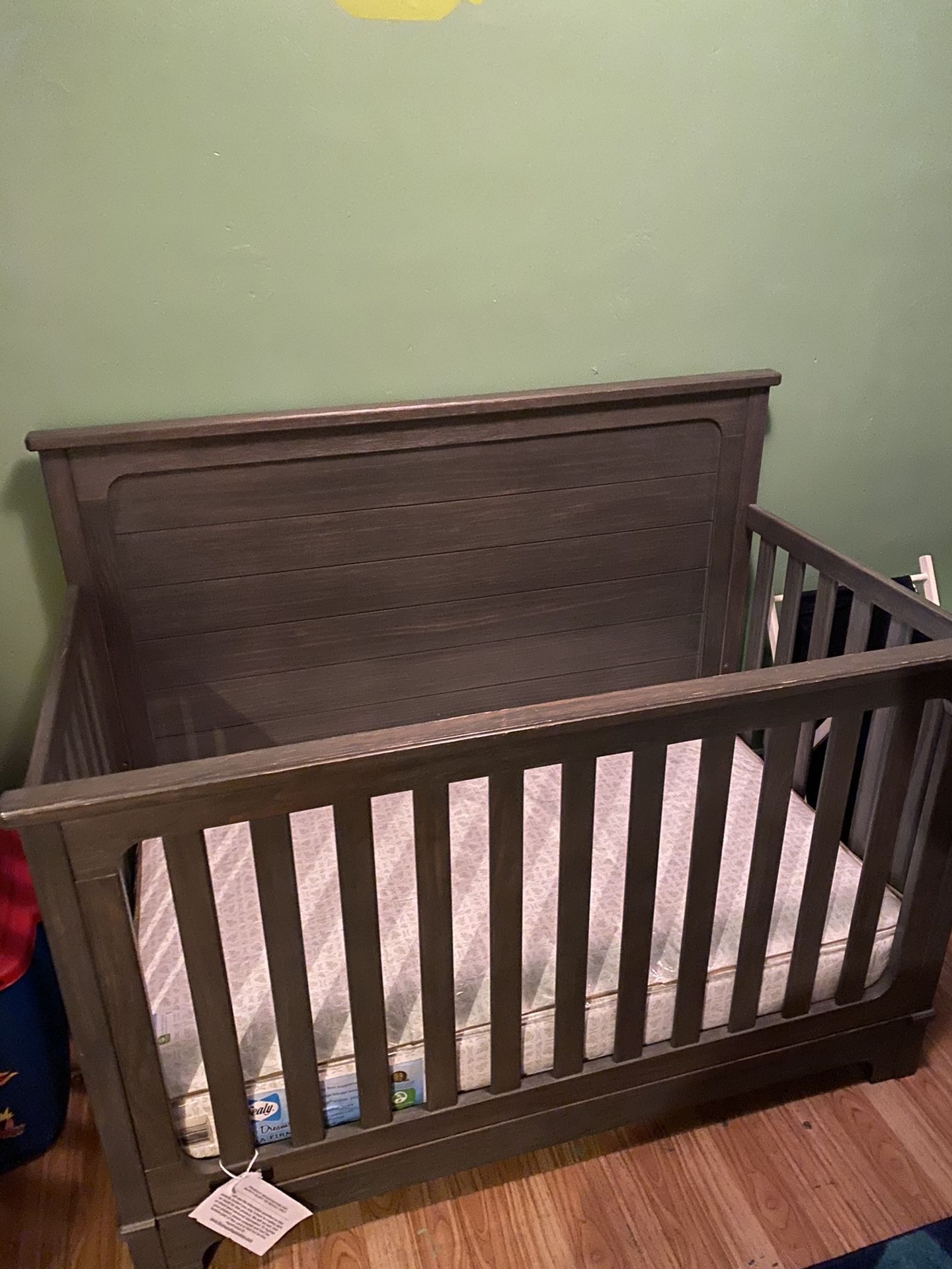 Matching Crib and Changing table (Simmons furniture )