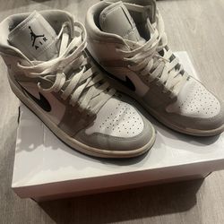 Womens Size 8.5 air jordan 1 Mid