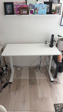 Adjustable standing desk