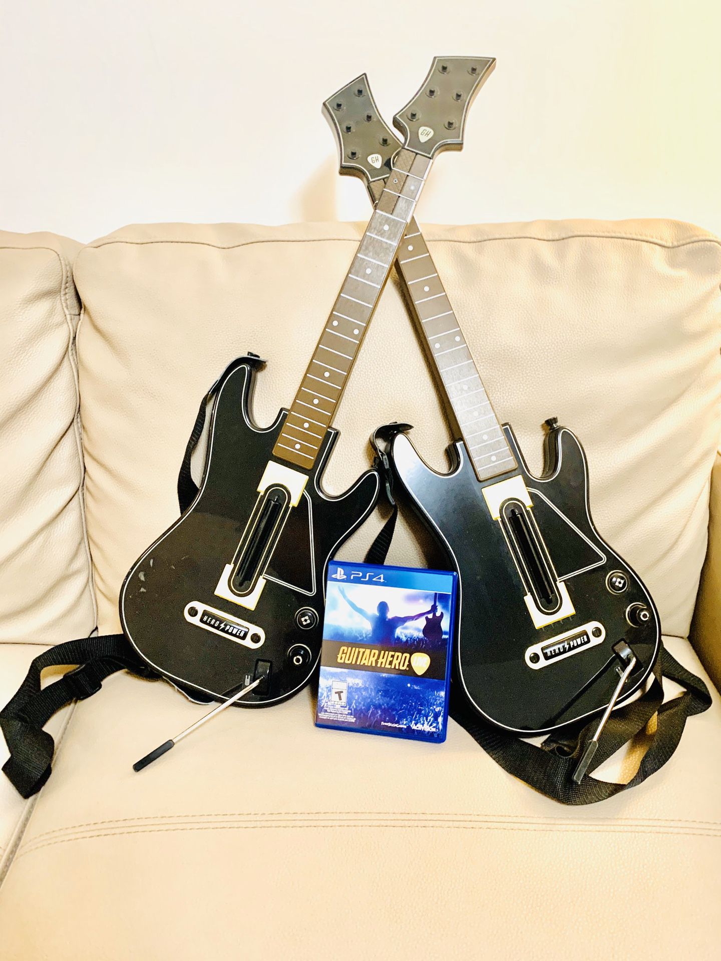 Guitar hero live bundle ( 2 guitars, game and USB connectors )