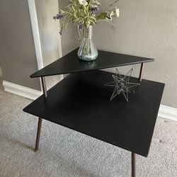 🩶🩶Gorgeous Mid Century Modern   Freshly Refinished End Table MUST GO NOW !!