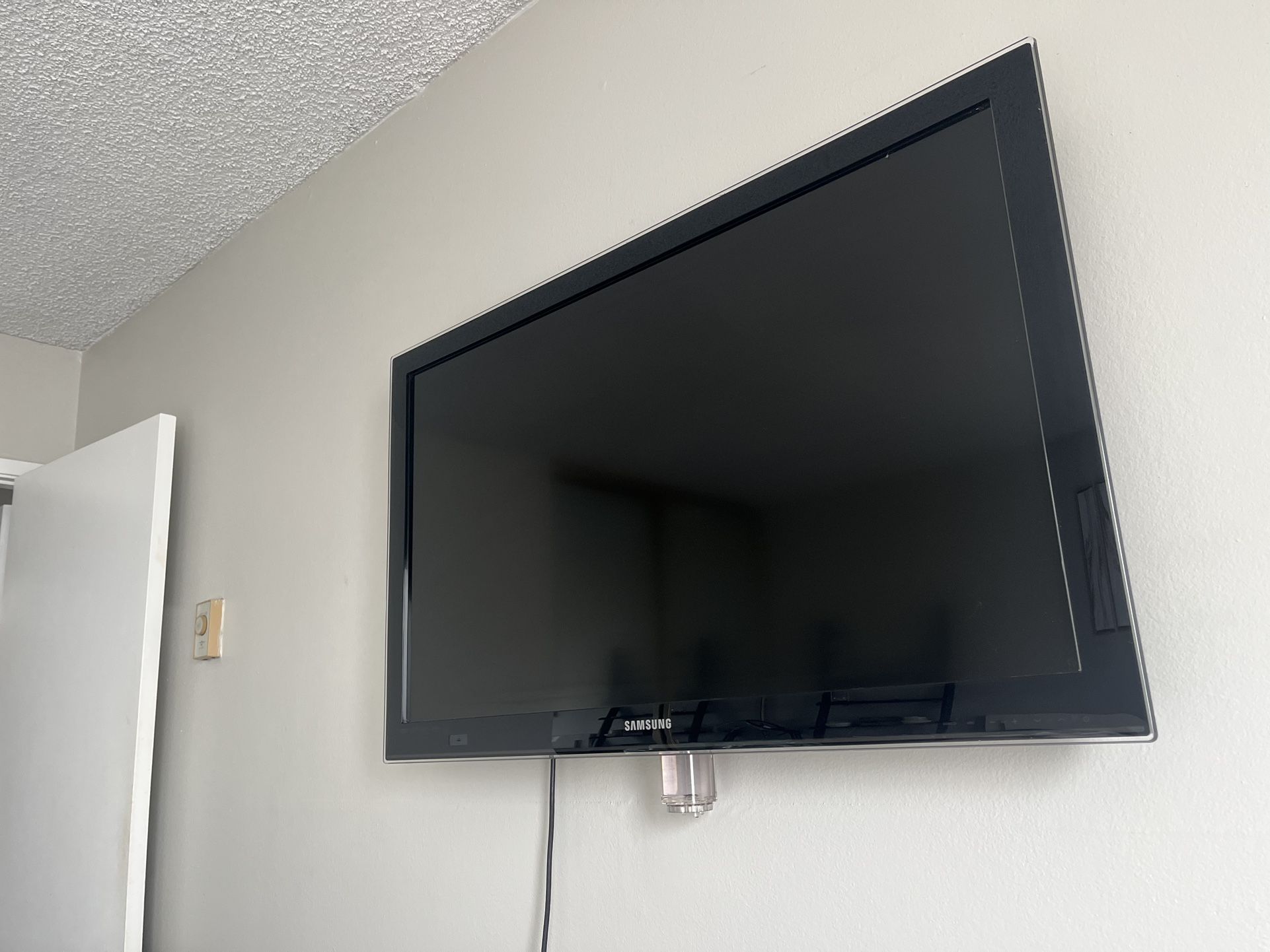 Apple Tv AND 40” Samsung Smart TV with Wall Mount – Great Condition