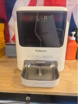 Automatic cat feeder