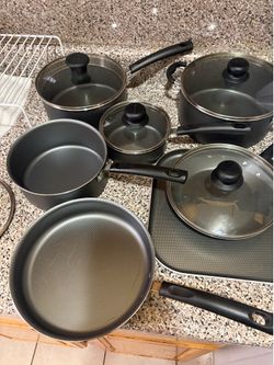 Set of barely used non-stick Pots & Pans w/ Lids