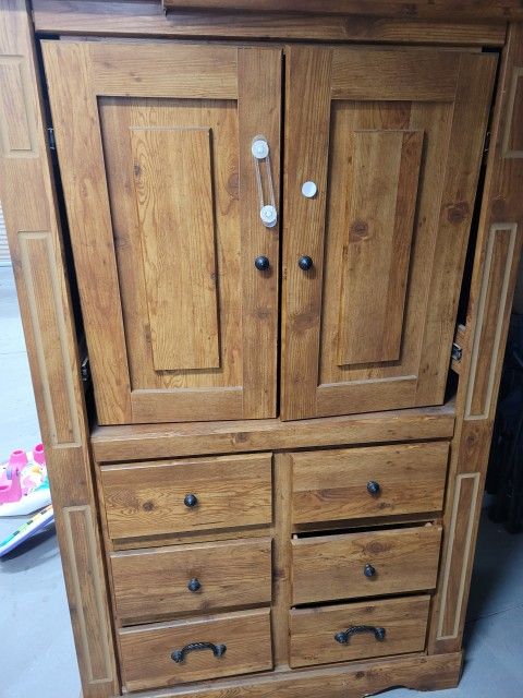 Cabinet/ Armoire
