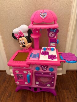 Minnie Mouse play Kitchen