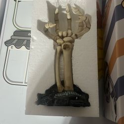 Suavecito Hand Display