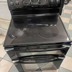 Maytag Electric Stove Double Oven ( Delivery Available)