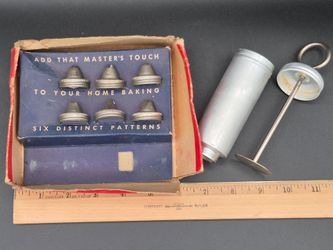 Vintage Lorraine Novelty Manufacturing Cake Decorating Set