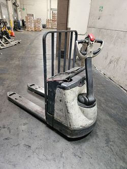 Pallet jack crown