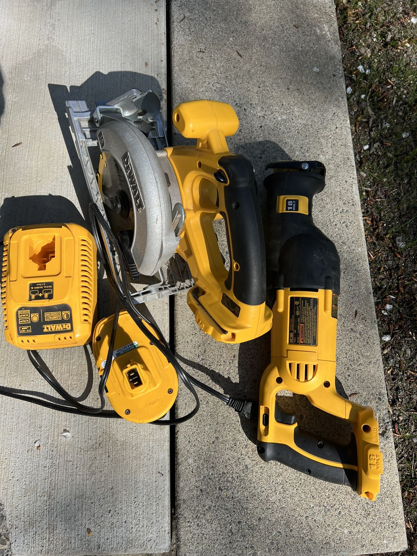 Dewalt 18 V Circular Saw, Reciprocated Saw, Battery And Charger. Lightly use.