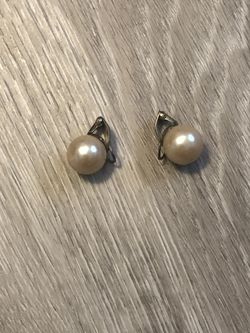 2 Pearl Earrings