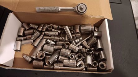SOCKETS/RACHET 1/4" ALSO THUMBNAIL RACHET AND SOCKETS AND MIXED TOOLS