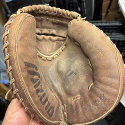 Mizuno MT1060 professional model max flex catchers mitt (right hand throw)