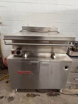 Vulcan commercial 30 gallon gas tilt skillet braising pan