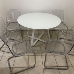 Juego de comedor.  mesa redonda y 6 sillas.  Perfecto estado 