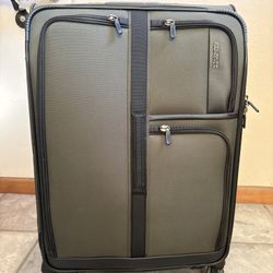 American Tourister Cargo Max 29" Softside Large Checked Spinner Luggage with Divider Pockets, Olive