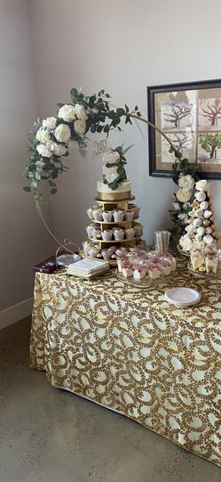 Gold Round With Wood Cake Stand
