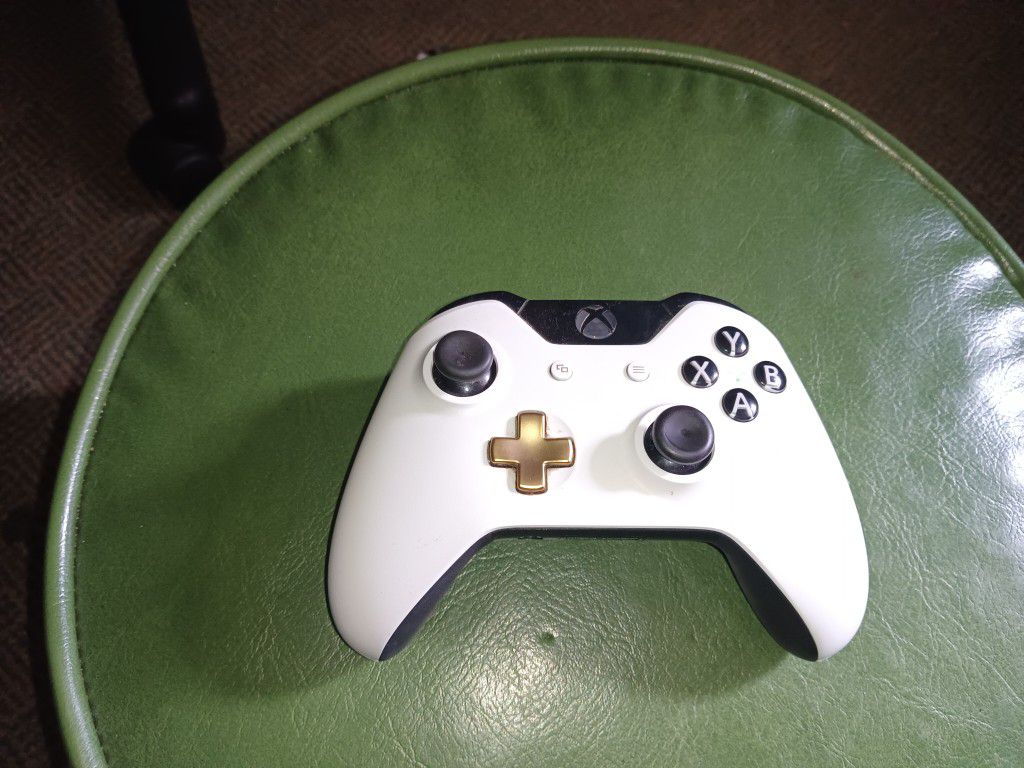Microsoft Xbox One Wireless Controller Lunar White With Gold Accents Model 1697