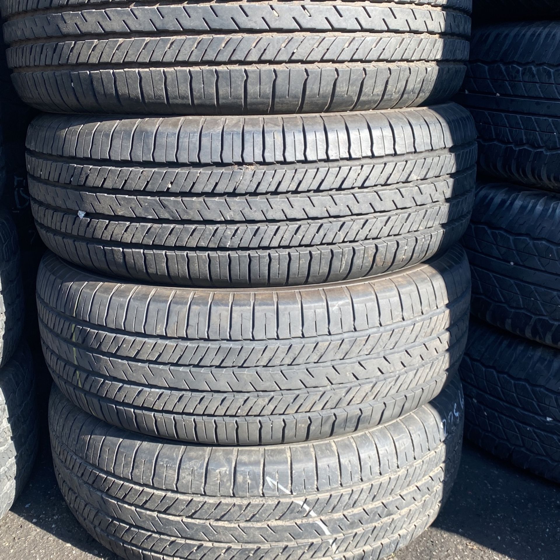 225/60R17 Marca Yokohama En Perfectas Condiciónes De Vida 