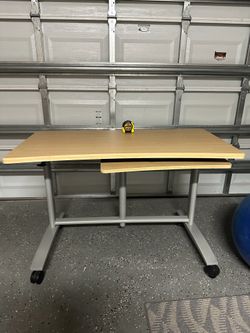 Rolling adjustable desk