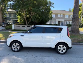 Clean title 2015 Kia Soul Hatchback – White
