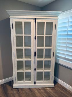 WHITE CURIO Hutch  Beautiful white distress hutch curio