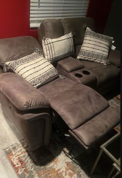 Electric Reclining Loveseat with Cup Holders From Living Spaces – Excellent Condition