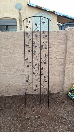 Metal Garden Trellis with Leaf Design