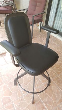 6 pitted rod iron bar stools/chairs
